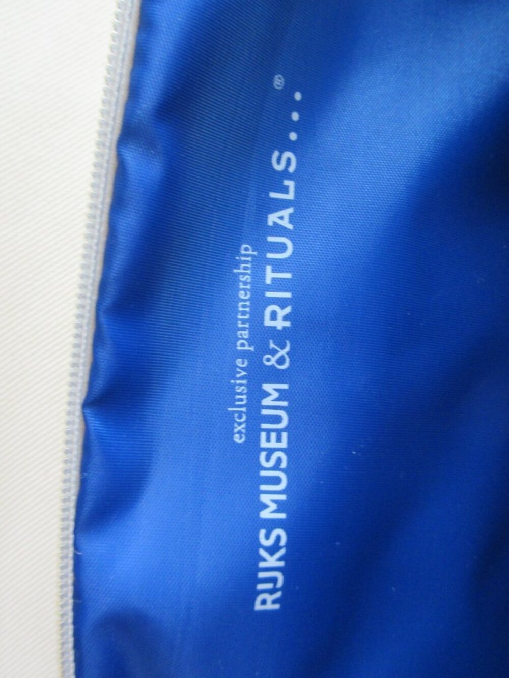KLM Airlines Amenity Kit Pouch 11 pc White Blue Floral Design by Rijks & Rituals - Picture 13 of 14